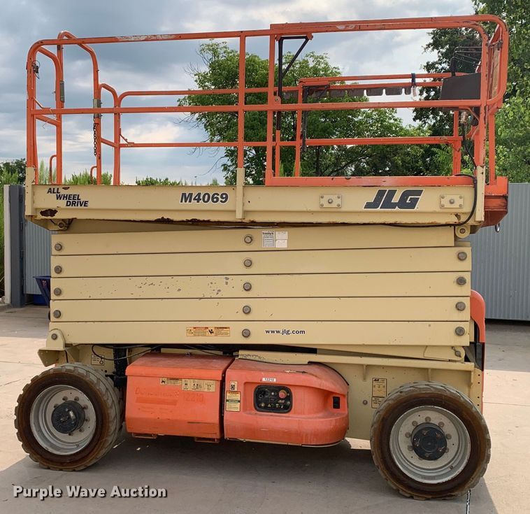 image for item DM7945 2006 JLG M4069 scissor lift
