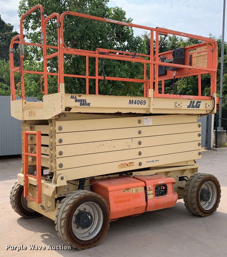 image for item DM7945 2006 JLG M4069 scissor lift