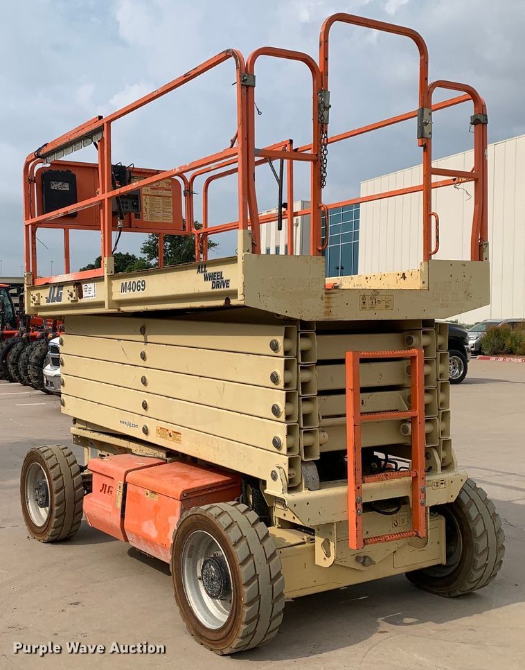 image for item DM7945 2006 JLG M4069 scissor lift
