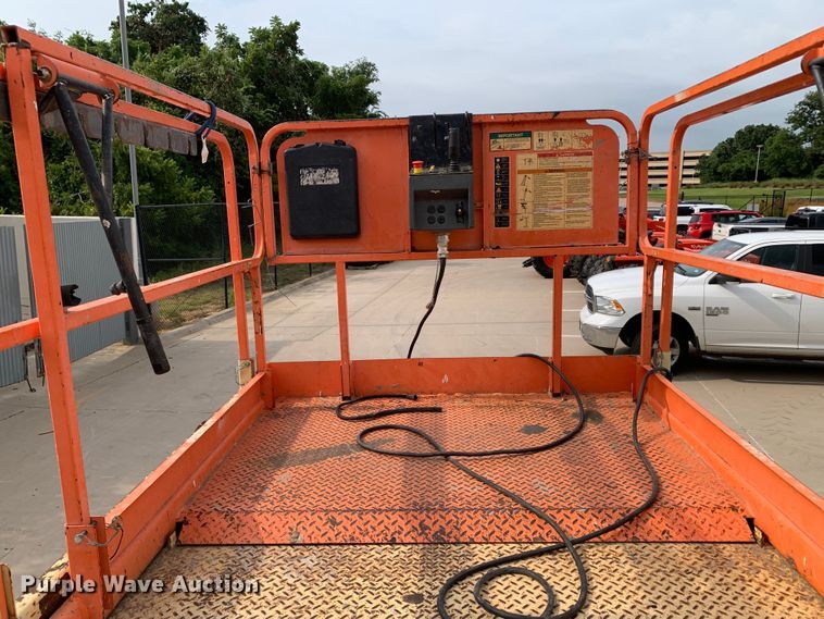 image for item DM7945 2006 JLG M4069 scissor lift