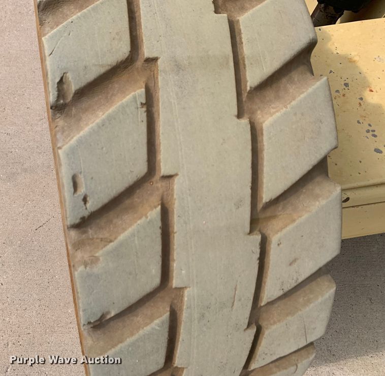 image for item DM7945 2006 JLG M4069 scissor lift