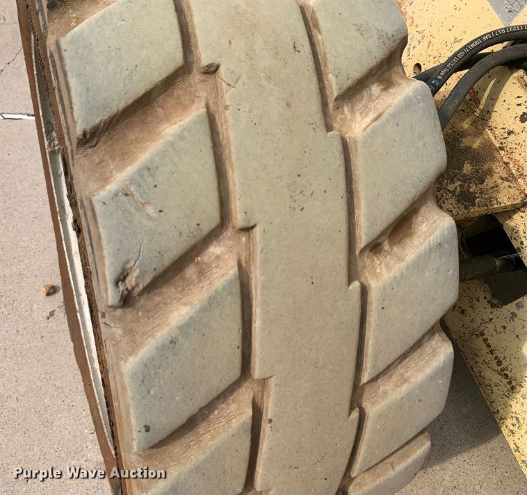 image for item DM7945 2006 JLG M4069 scissor lift