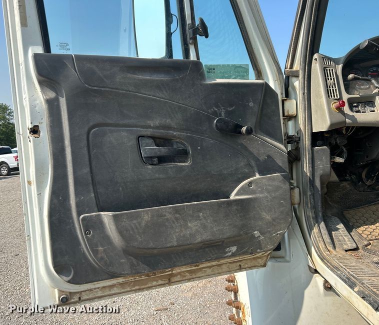 image for item DO6621 2009 International DuraStar 4300 flatbed truck