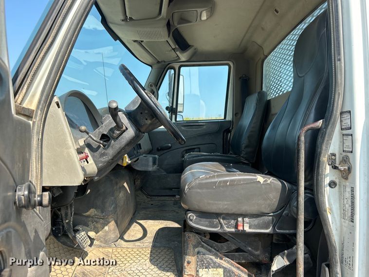 image for item DO6621 2009 International DuraStar 4300 flatbed truck