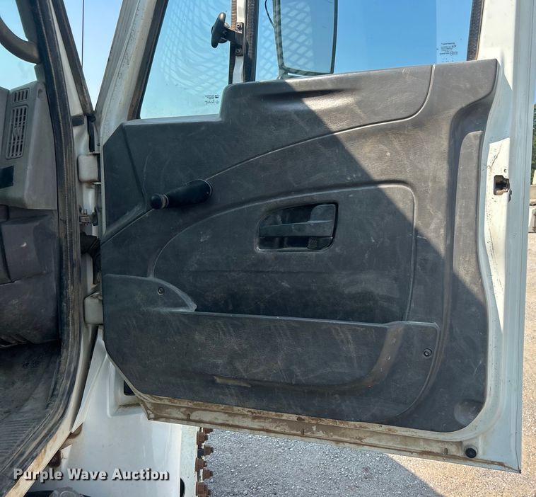 image for item DO6621 2009 International DuraStar 4300 flatbed truck