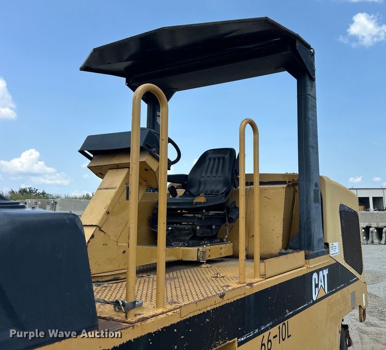 image for item DO6632 2000 Caterpillar PS-150B pneumatic roller