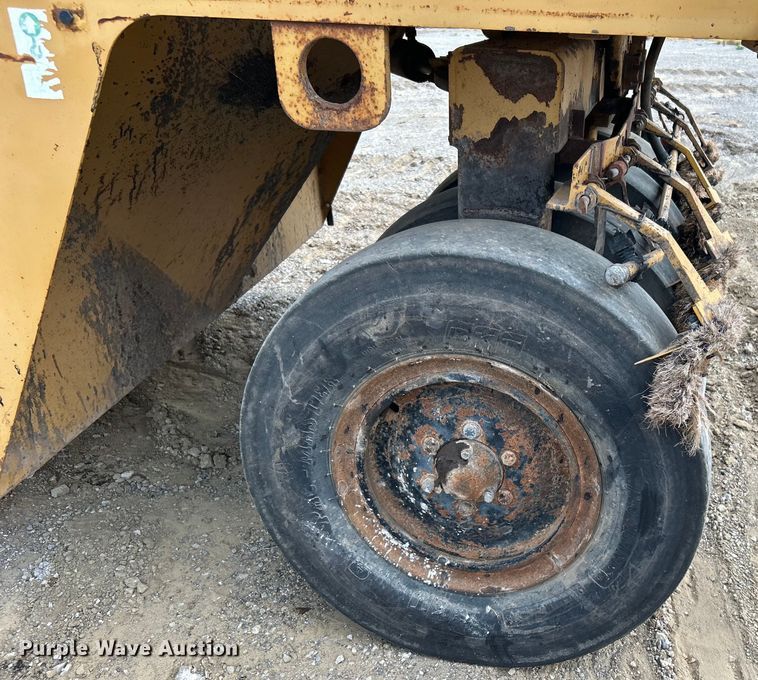 image for item DO6632 2000 Caterpillar PS-150B pneumatic roller