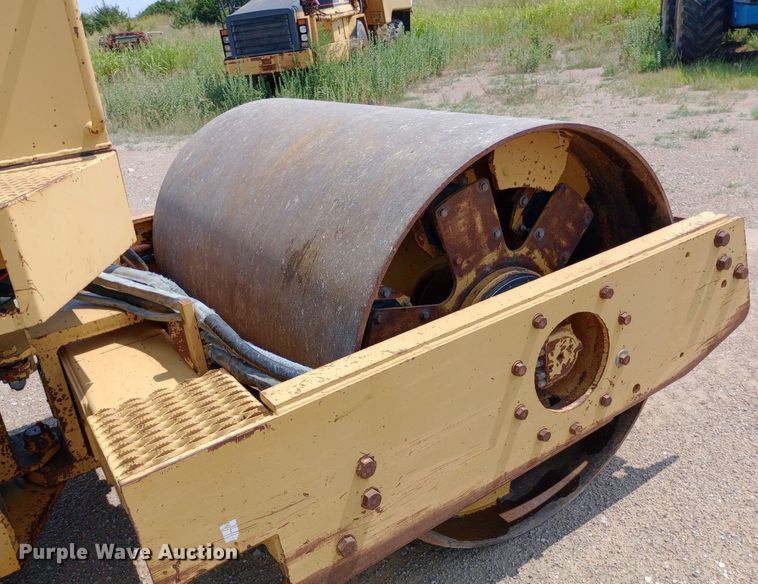 image for item DP1279 1992 Caterpillar CS-433B single drum vibratory roller