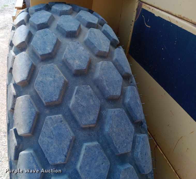 image for item DP1279 1992 Caterpillar CS-433B single drum vibratory roller