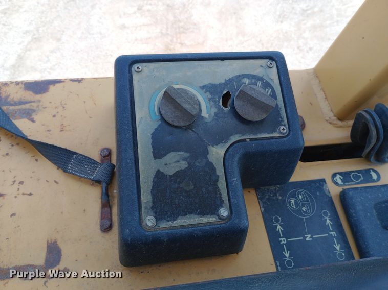 image for item DP1281 2002 Caterpillar D4G dozer