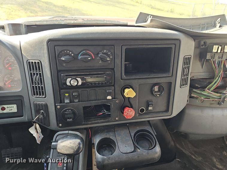 image for item DP6577 2004 International 7400 dump truck