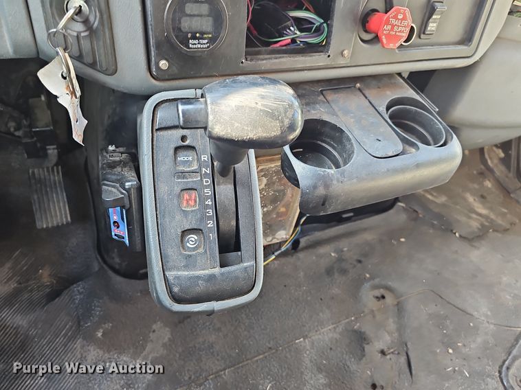 image for item DP6577 2004 International 7400 dump truck