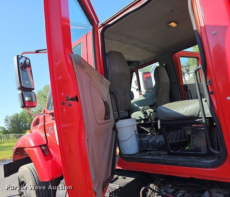 image for item DP6577 2004 International 7400 dump truck