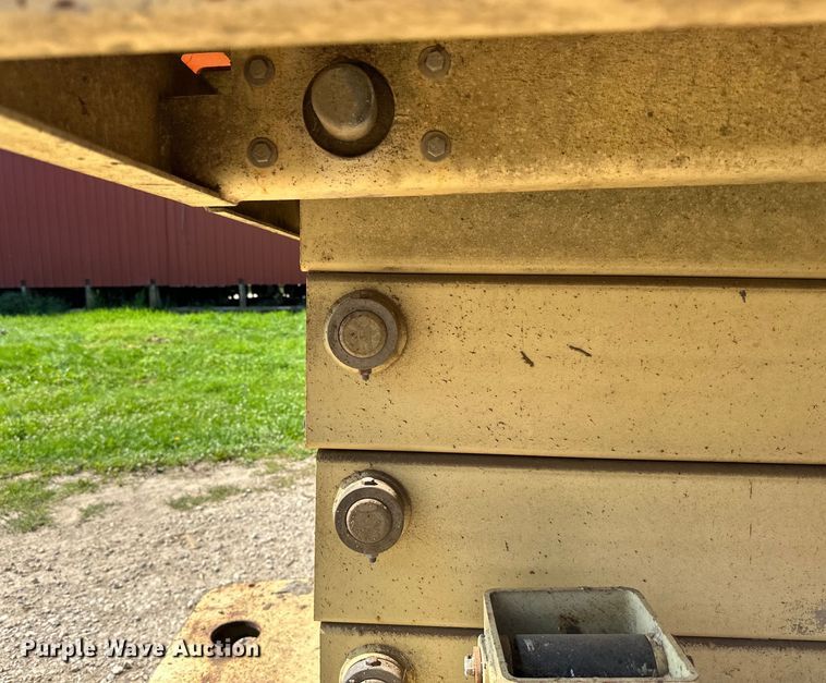 image for item DP8429 2002 JLG 33RTS scissor lift