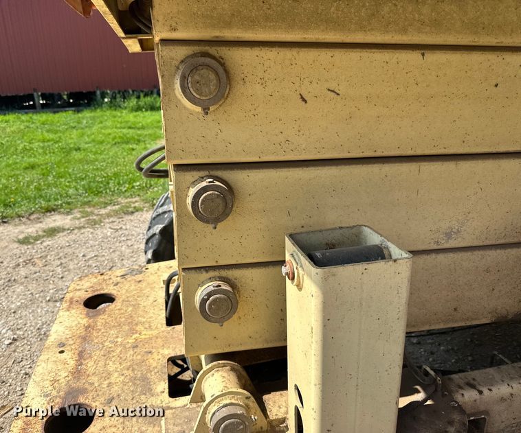 image for item DP8429 2002 JLG 33RTS scissor lift