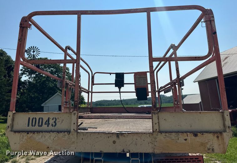 image for item DP8429 2002 JLG 33RTS scissor lift