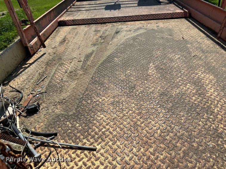 image for item DP8429 2002 JLG 33RTS scissor lift