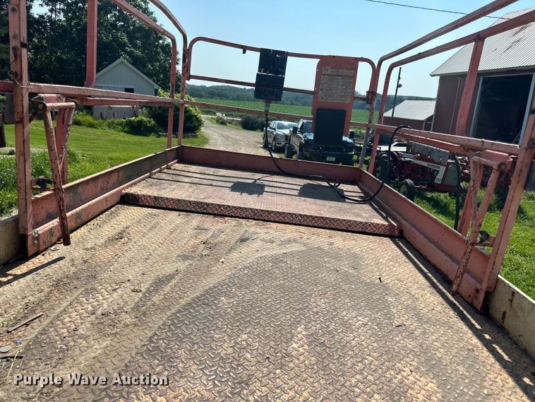 image for item DP8429 2002 JLG 33RTS scissor lift