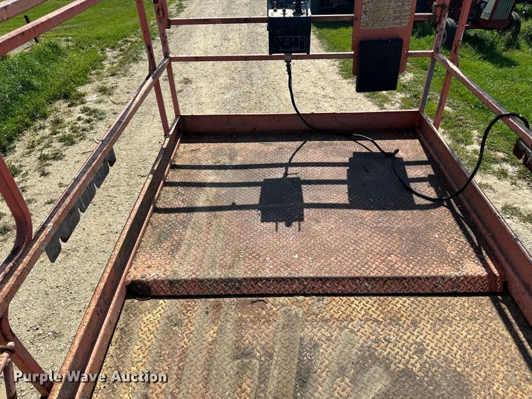 image for item DP8429 2002 JLG 33RTS scissor lift