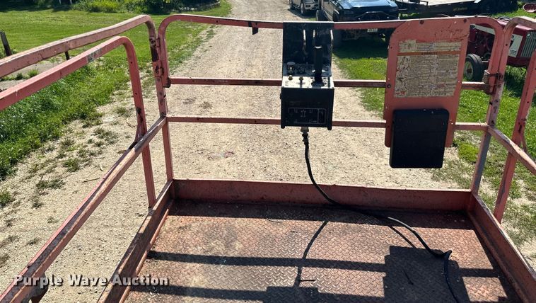 image for item DP8429 2002 JLG 33RTS scissor lift