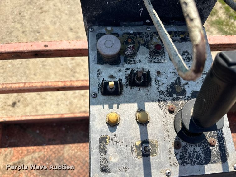 image for item DP8429 2002 JLG 33RTS scissor lift