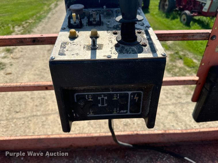 image for item DP8429 2002 JLG 33RTS scissor lift