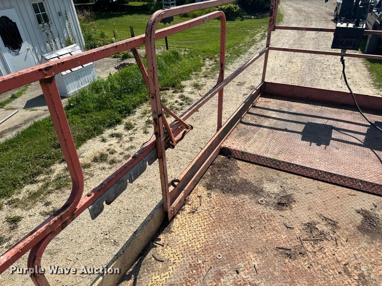 image for item DP8429 2002 JLG 33RTS scissor lift