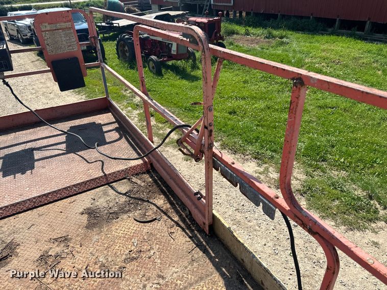 image for item DP8429 2002 JLG 33RTS scissor lift