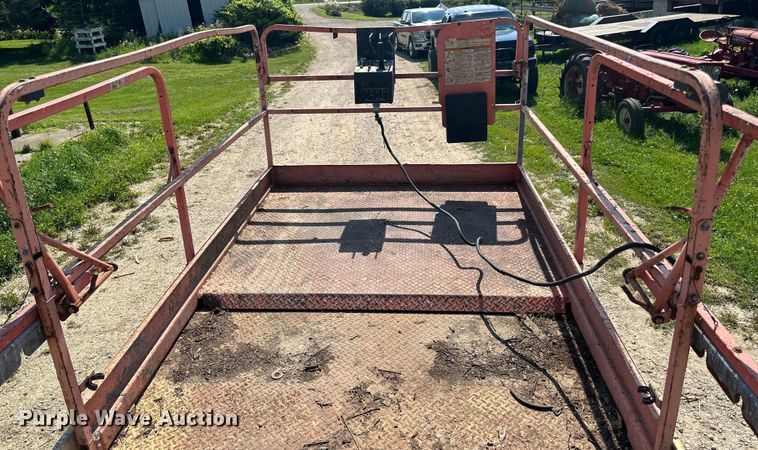 image for item DP8429 2002 JLG 33RTS scissor lift