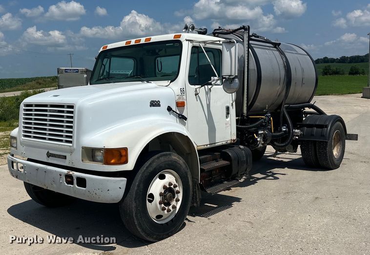 image for item DP8435 2000 International  4700 tank truck