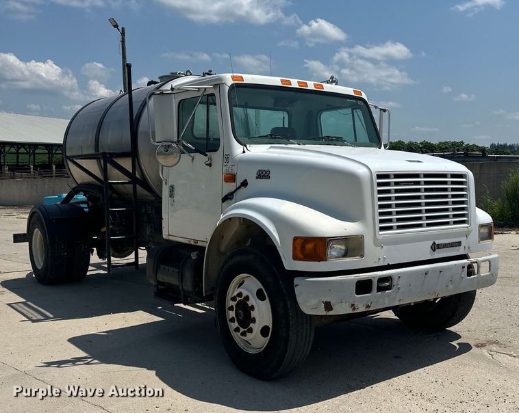 image for item DP8435 2000 International  4700 tank truck