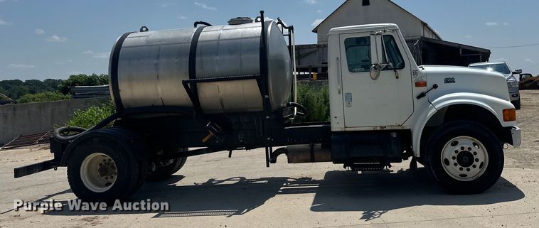 image for item DP8435 2000 International  4700 tank truck