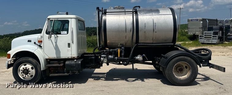 image for item DP8435 2000 International  4700 tank truck