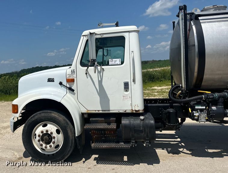 image for item DP8435 2000 International  4700 tank truck