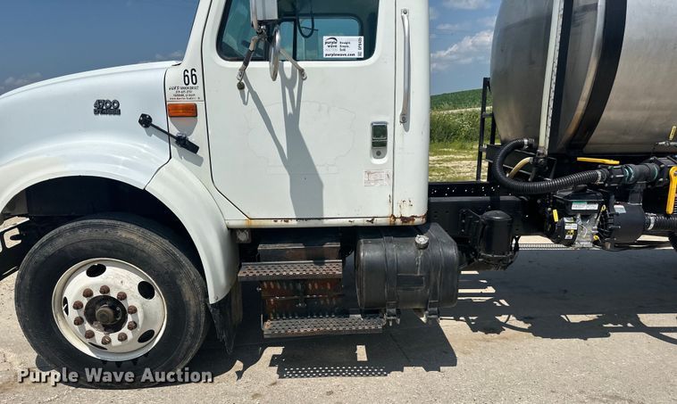 image for item DP8435 2000 International  4700 tank truck