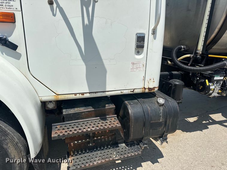 image for item DP8435 2000 International  4700 tank truck