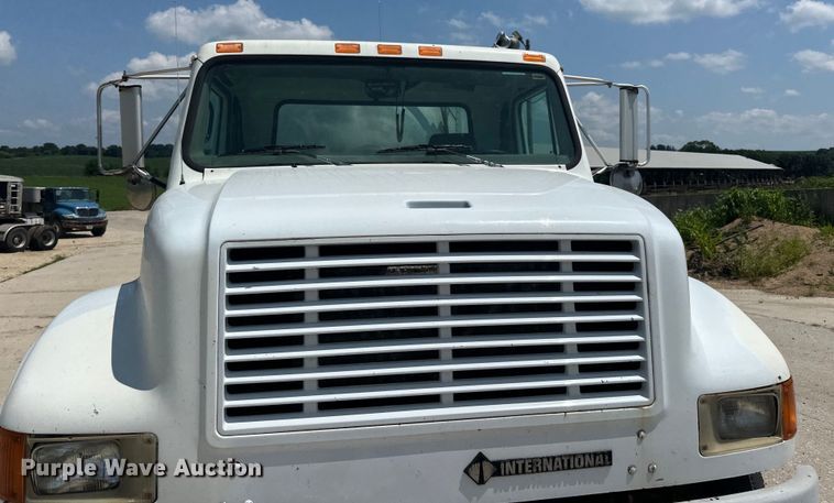 image for item DP8435 2000 International  4700 tank truck