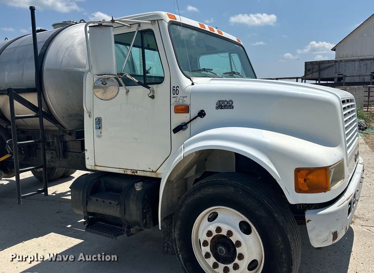 image for item DP8435 2000 International  4700 tank truck