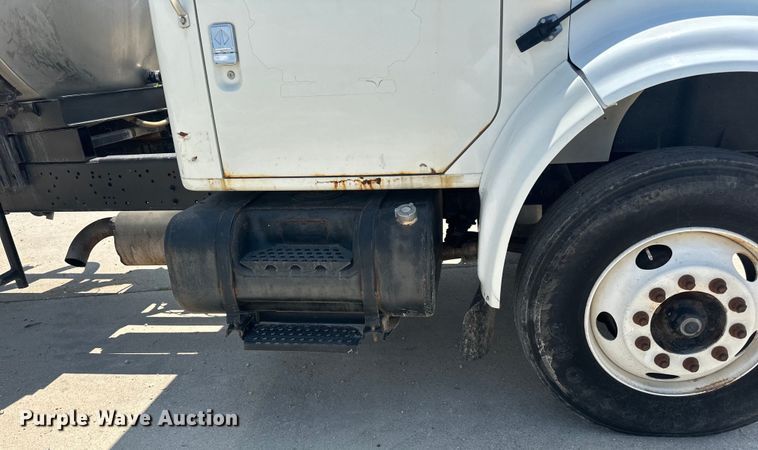 image for item DP8435 2000 International  4700 tank truck
