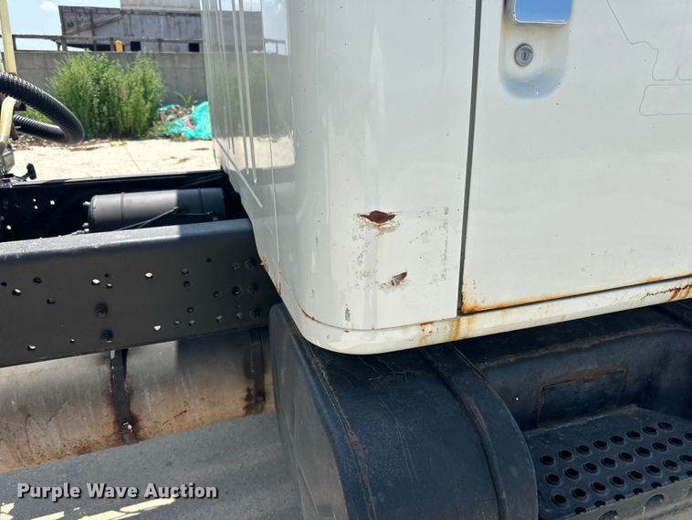 image for item DP8435 2000 International  4700 tank truck