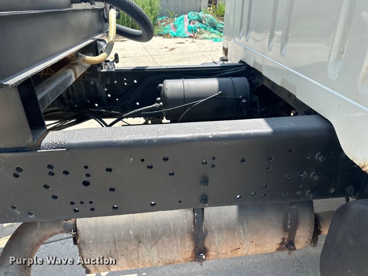 image for item DP8435 2000 International  4700 tank truck