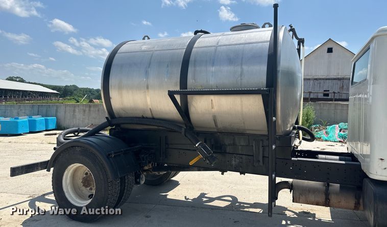 image for item DP8435 2000 International  4700 tank truck