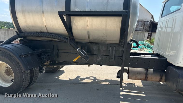 image for item DP8435 2000 International  4700 tank truck