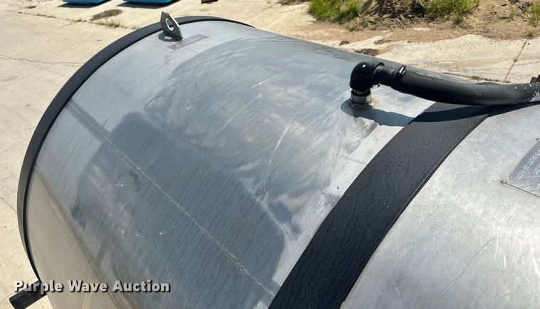 image for item DP8435 2000 International  4700 tank truck