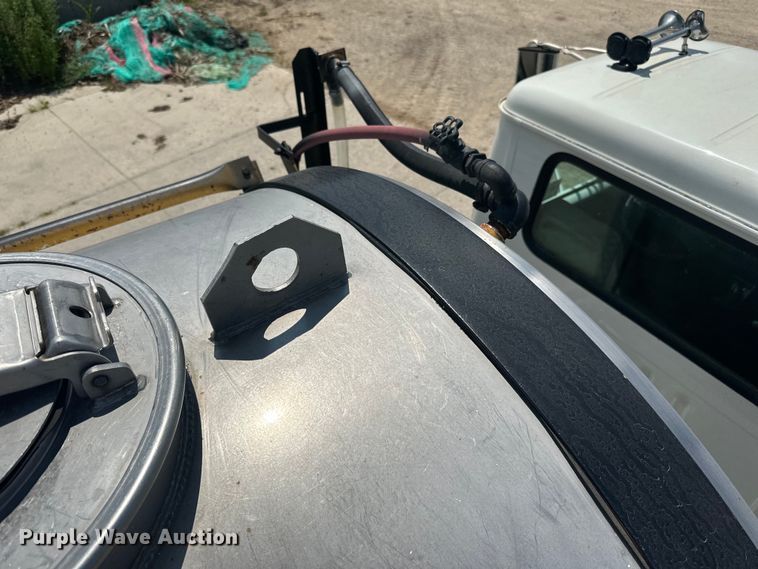 image for item DP8435 2000 International  4700 tank truck