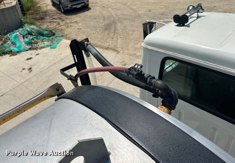 image for item DP8435 2000 International  4700 tank truck