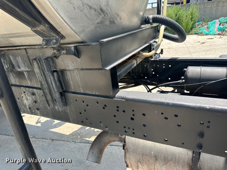 image for item DP8435 2000 International  4700 tank truck