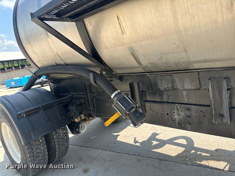 image for item DP8435 2000 International  4700 tank truck