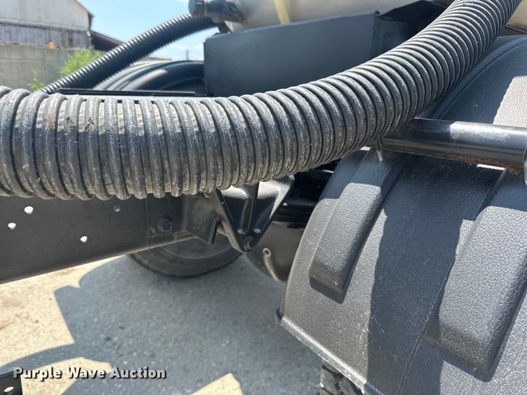 image for item DP8435 2000 International  4700 tank truck