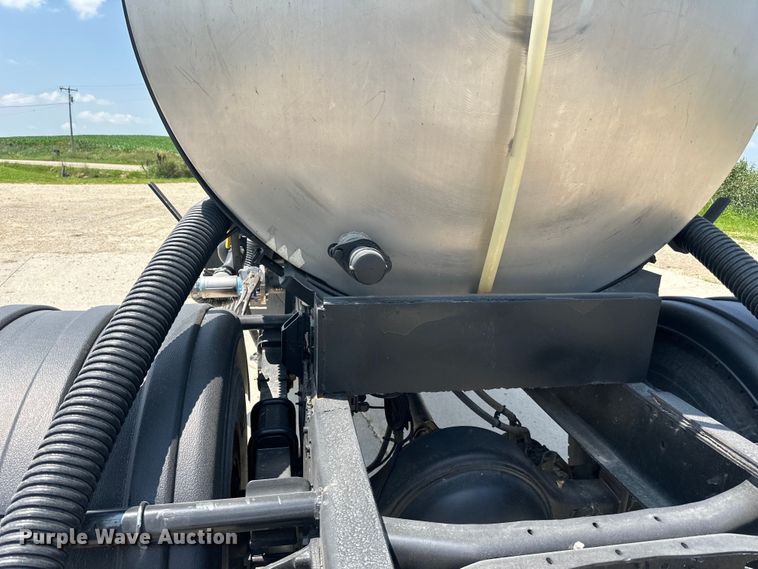 image for item DP8435 2000 International  4700 tank truck